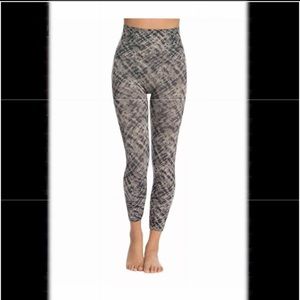 NWT SPANX Look At Me Now Cropped Seamless Leggings